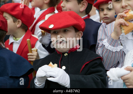 Junge essen Brot, Hirten und Kindermädchen parade (Nineras y Pastores) Parte Viaje Donostia San Sebastian, Pais Vasco, Spanien Stockfoto