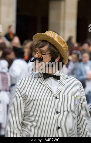 Mann in Tracht während der Hirten und Kindermädchen parade (Nineras y Pastores) Parte Viaje Donostia San Sebastian, Baskenland Stockfoto