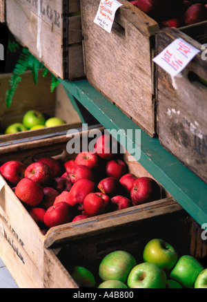 Äpfel auf einem Bauernmarkt Stockfoto