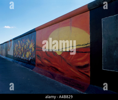 Wandbild auf einem Abschnitt der Berliner Mauer, Berlin, Deutschland. Stockfoto