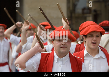 Männer tanzen bei Hirten und Kindermädchen parade (Nineras y Pastores) Parte Viaje Donostia-San Sebastian, Pais Vasco, Spanien Stockfoto