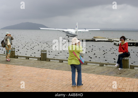 Japanische Touristen posieren für Fotos Meer Flugzeug Rotorua, Neuseeland Stockfoto