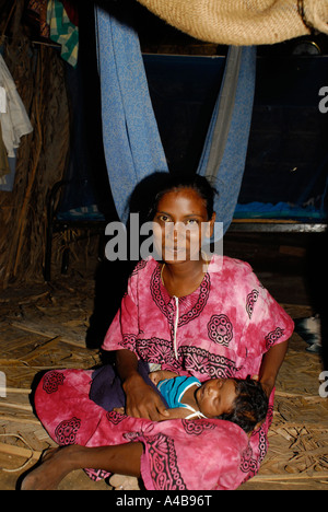 Indischen Dalit Stammes-Dorf Frau sitzt in ihrem Haus Stockfoto