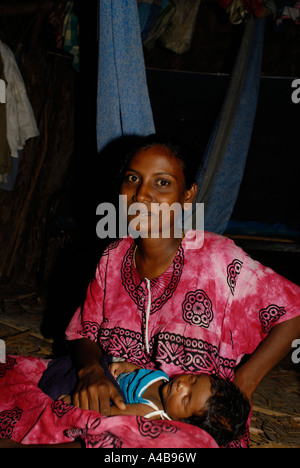 Indischen Dalit Stammes-Dorf Frau sitzt in ihrem Haus Stockfoto