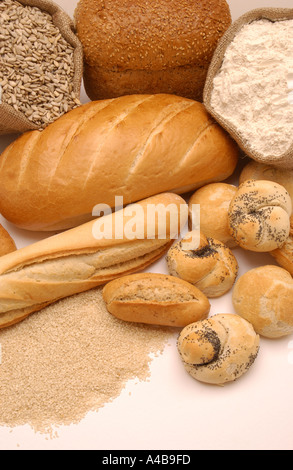 Nahaufnahme von frischem Brot Brot Brot Brot Brot Brötchen und Säcke Mehl Stockfoto