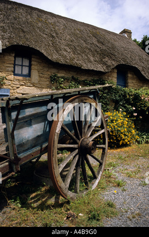 Heuwagen und Reetdachhaus Kerhinet Brittany France Stockfoto