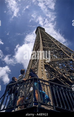 Drei Touristen den Eiffelturm klettern nach oben auf den oberen Paris Frankreich Stockfoto