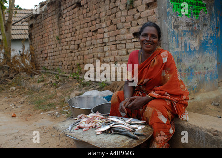 Abbildung des Dalit Stammes-Dorf Frau im Sari Verkauf von Fischen auf der Straße in der Nähe von Chennai Tamil Nadu, Indien Stockfoto