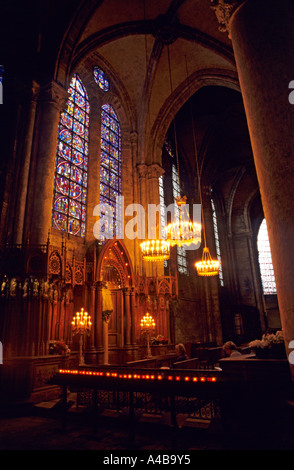 Menschen und brennenden Kerzen in der Kathedrale von Chartres, Frankreich Stockfoto
