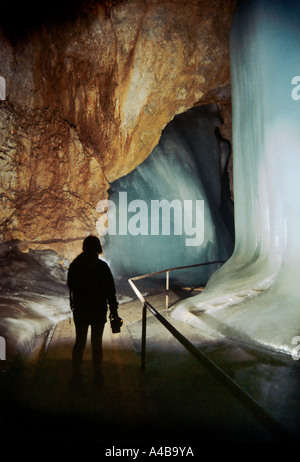 Weibliche Touristen hält eine Karbidlampe für Beleuchtung in der Eisriesenwelt Ice cave Österreich Stockfoto