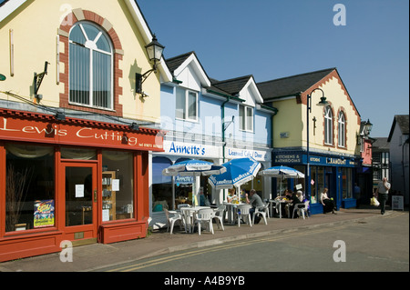 Geschäfte und Café in Straße Abergavenny Wales UK Stockfoto