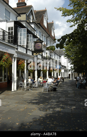 Die historischen Pantiles in Royal Tunbridge Wells, Kent. Für Besucher gebaut, um das Wasser zu nehmen, das gefunden wurde, um die meisten Unpäßlichkeiten zu heilen, die hoch in Eisen sind. Stockfoto