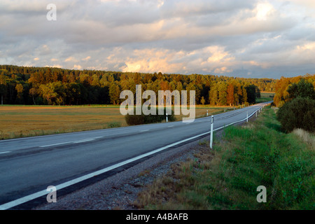 Geradeaus durch ländliche Landschaft Stockfoto