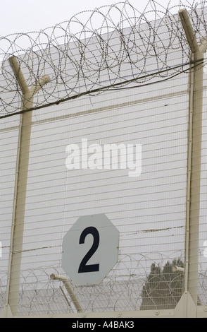 Rasiermesser Perimeter Wand und Draht Coldingley Gefängnis, UK Stockfoto