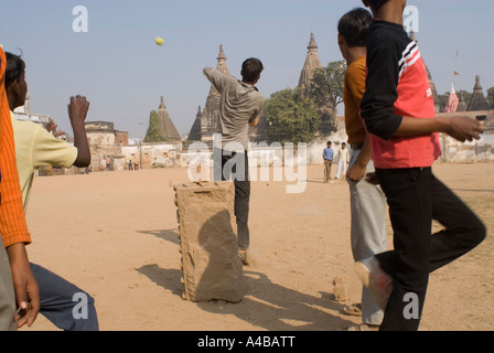 Abbildung des indischen jungen Fussball auf dem Tempelgelände ein Shiva-Tempel in Varanasi, Indien Stockfoto