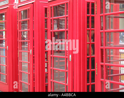 Einer Reihe von vier roten Telefon Boxen London England Great Britain Stockfoto