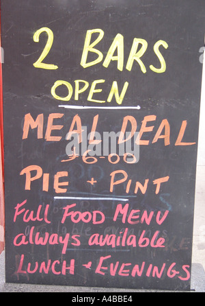 Typische Blackboard melden britische Pub und Bar Food Stockfoto