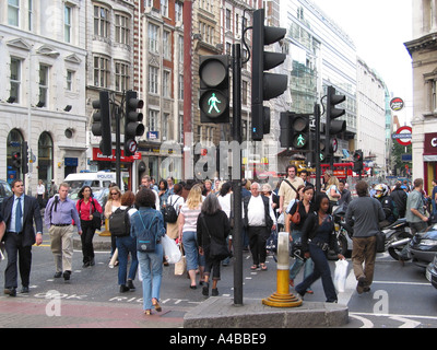 Typische Straßenszene beschäftigt Fußgänger High Holborn London England Großbritannien Stockfoto