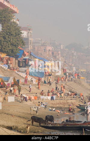 Stock Bild von Booten und Badegäste entlang der Ghats und Schritte des Ganges in Varanasi, Indien Stockfoto