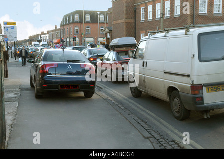 Parken auf dem Bürgersteig verursacht Obstruktion Stockfoto