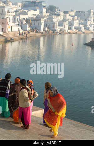 Stock Bild der indischen Frauen in leuchtenden Saris auf Baden Ghats in der hinduistischen heiligen Stadt Pushkar Rajasthan Indien Stockfoto