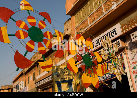 Abbildung des farbenfrohen indischen Geschäften mit Textilien für Verkauf bei Sonnenuntergang in Jaipur Stockfoto