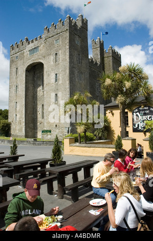 Menschen genießen Sie Speisen im Durty Nelly außen Bunratty Castle, County Clare, Irland Stockfoto