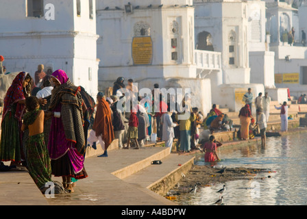 Stock Bild der indischen Frauen in leuchtenden Saris auf Baden Ghats in der hinduistischen heiligen Stadt Pushkar Rajasthan Indien Stockfoto