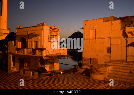 Stock Bild der Baden Ghats in der hinduistischen heiligen Stadt Pushkar Rajasthan Indien in Dämmerung Licht Stockfoto