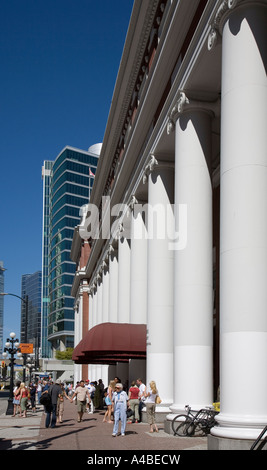 Spalten auf Vorderseite des ehemaligen Canadian Pacific Railroad station jetzt die Waterfront Station für die SeaBus Vancouver-Canada Stockfoto