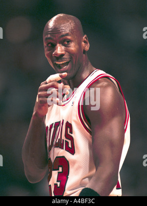 Chicago Bulls und NBA-Superstar Michael Jordan lächelt während der Spielaktion im Jahr 1995 Stockfoto