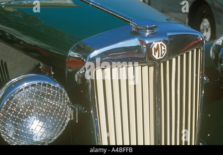 MG achteckigen Logo auf Oldtimer-Motorhaube mit Kühlergrill Lampe etc. Stockfoto
