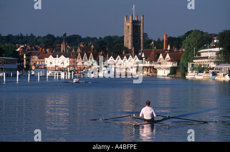 Einzelner Scull auf Themse-Praxis am frühen Morgen vor dem Rennen bei der Henley Royal Regatta, Henley, England Stockfoto