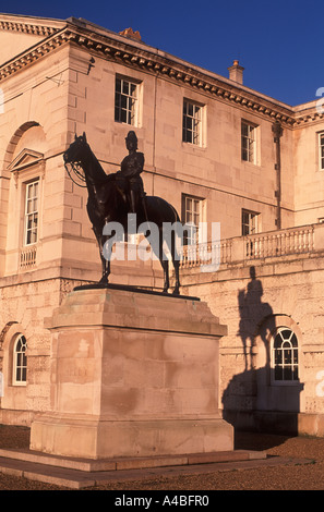 Pferdeartige Statue und Schatten von Field Marshal Viscount Wolseley (1833-1913), Horse Guards Parade, Westminster, London Stockfoto