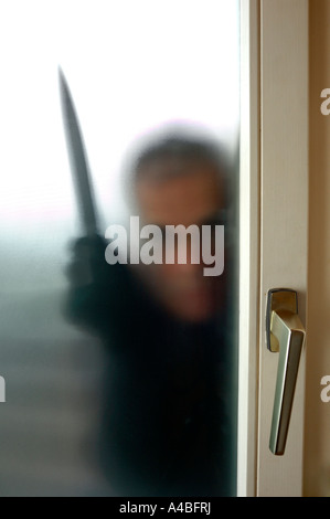 Knifeman am Fenster Stockfoto