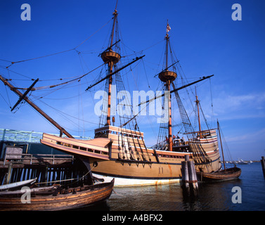 Nachbildung der Mayflower vor Anker im Dock in Plymouth, Massachusetts, USA Stockfoto