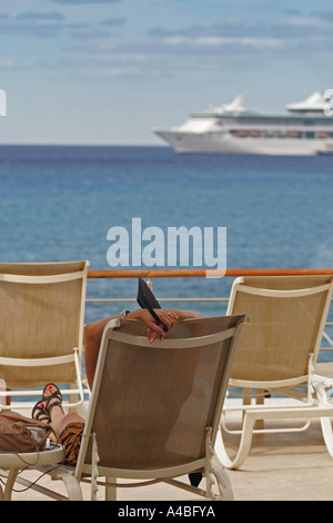 Frau im Urlaub entspannen Stockfoto