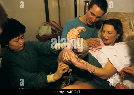 Whipps Cross Hispital London 1988 erreicht eine Mutter für ihr Baby-Momente, nachdem sie geboren hat Stockfoto