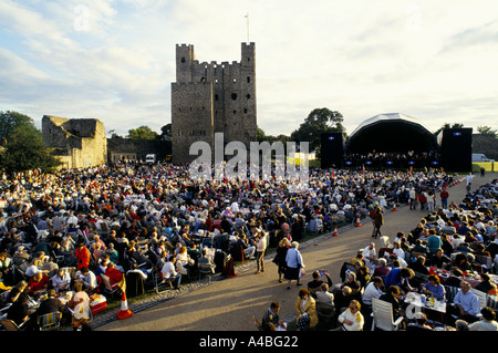 KUNDENANSTURM BEI EINEM KLASSISCHEN KONZERT AUF DEM GELÄNDE DES ROCHESTER CASTLE, ENGLAND, Stockfoto