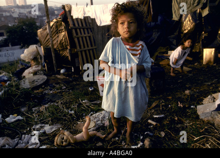 Sao Paolo, Brasilien: Kleine Mädchen stehen vor ihren Unterschlupf, Teil des Land-Invasion im Jardin de Saude (Garden of Health) Stockfoto