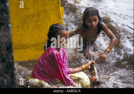 Monsun Geschichte, Indien ", Bombay. Zuerst regnet Ursache Überschwemmungen In den niedrigen Bereichen wie Könige Kreis. Kinder spielen In temporäre Seen, 1999 Stockfoto