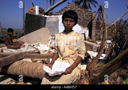 Orissa Wirbelsturm, Indien, 1999: Juana, 10, in den Ruinen ihrer Schule. Es wird Monate dauern, bevor ihrer Schule wieder aufgebaut werden kann. Stockfoto