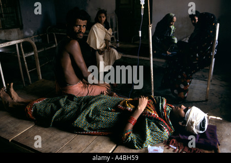 Charchuck Krankenhaus, Zyklon Orissa, Indien, 1999: das Mädchen wurde schwer verletzt, als ihr Haus zusammenbrach, sie starb am selben Tag. Stockfoto