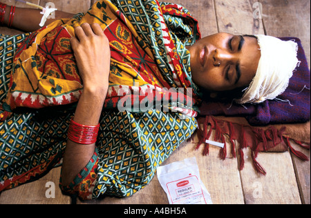 Charchuck Krankenhaus, Zyklon Orissa, Indien, 1999: das Mädchen wurde schwer verletzt, als ihr Haus zusammenbrach, sie starb am selben Tag. Stockfoto