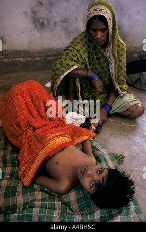 Orissa Wirbelsturm, Indien, 1999: Mädchen leiden unter Durchfallerkrankungen Meerwasser Einrichtungen usw. haben Wasservorräte kontaminiert Stockfoto
