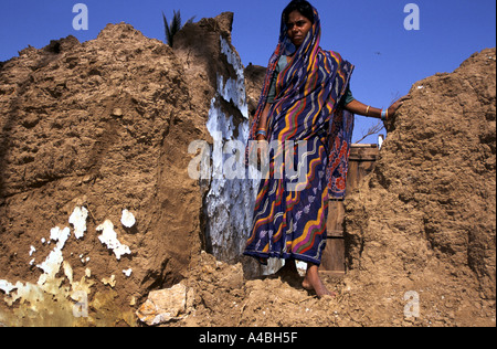 Orissa Wirbelsturm, Indien, 1999: Zyklon sintflutartigen Regen zerstört diese Womans Haus schmelzen die normalerweise starken Mauern Stockfoto