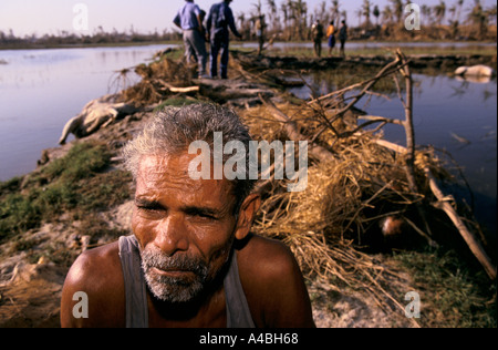Orissa Wirbelsturm, Indien, 1999: Der Körper des Mannes Mutter wurde mit Stöcken bereit für die Armee, sie zu verbrennen gecovert. Stockfoto