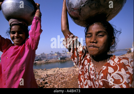 Orissa Wirbelsturm, Indien, 1999: Frauen in Paradip Fuß nach Hause mit Wasser, das sie von der örtlichen Feuerwehr Wasser LKW gesammelt haben Stockfoto