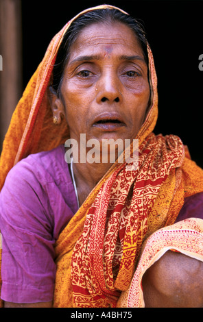 Orissa Wirbelsturm, Indien, 1999 eine Woche nach, zeigt eine Frau das Trauma des Zyklons, die noch in der gesamten Region spürbar ist. Stockfoto