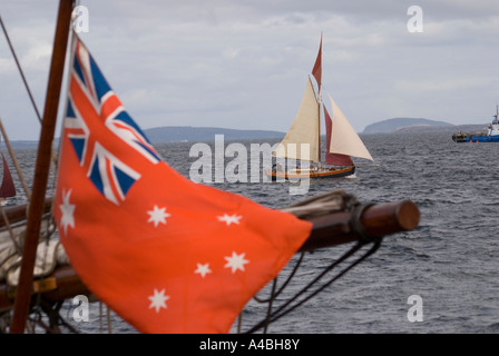 Eine traditionelle hölzerne Cutter mit Tan Topsails Segeln auf den Derwent River in Hobart Tasmanien Stockfoto
